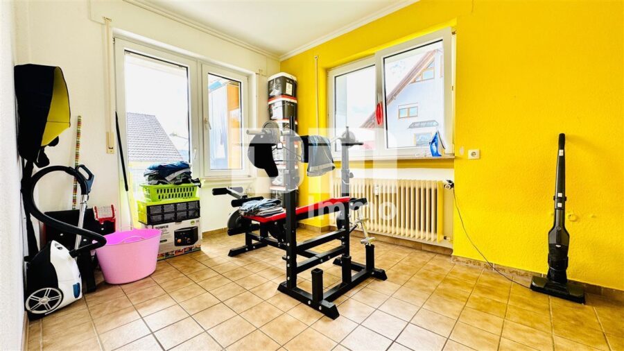 Hochwertiges Drei- bis Vierfamilienhaus in erhobener Ortsrandlage mit Panoramablick - EG Schlafzimmer / Kinderzimmer / Zugang Balkon